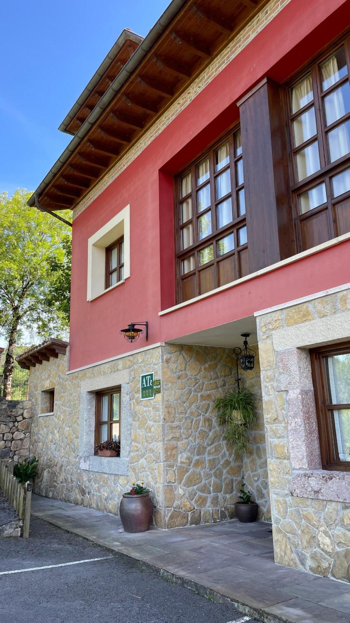 Apartamentos El Picoretu Mestas De Con Exterior foto